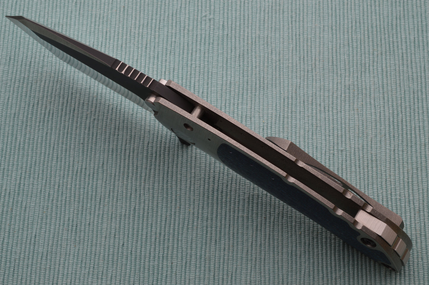 Direware SOLO Flipper, Blue Silver Twill Inserts, Satin Blade Black Ceramic Flats