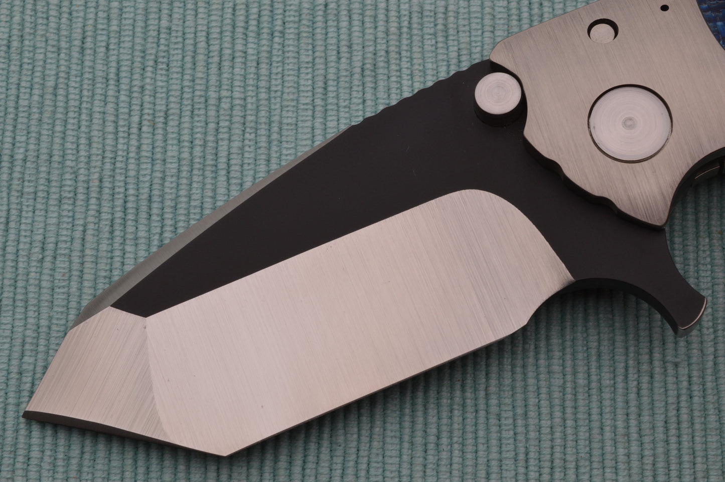 Direware SOLO Flipper, Blue Silver Twill Inserts, Satin Blade Black Ceramic Flats