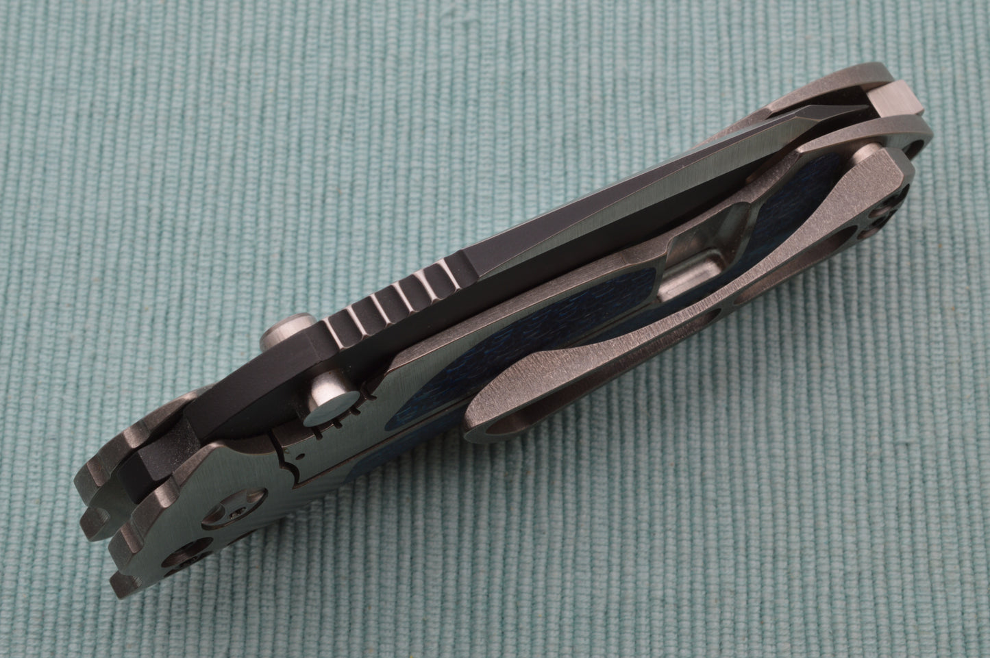 Direware SOLO Flipper, Blue Silver Twill Inserts, Satin Blade Black Ceramic Flats
