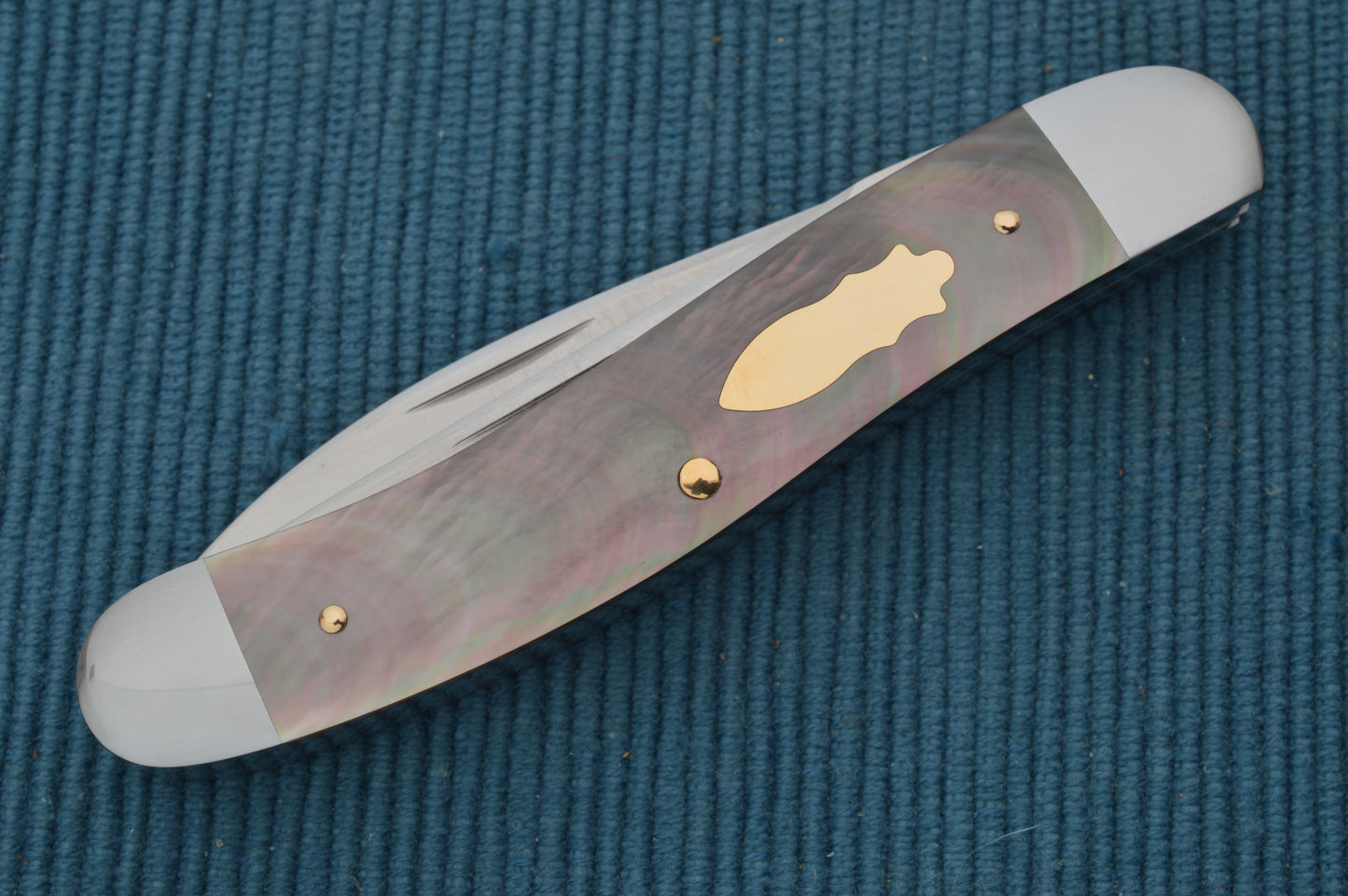 Tom Overeynder 2-Blade Serpentine Trapper, Black Lip Pearl and Gold Hardware