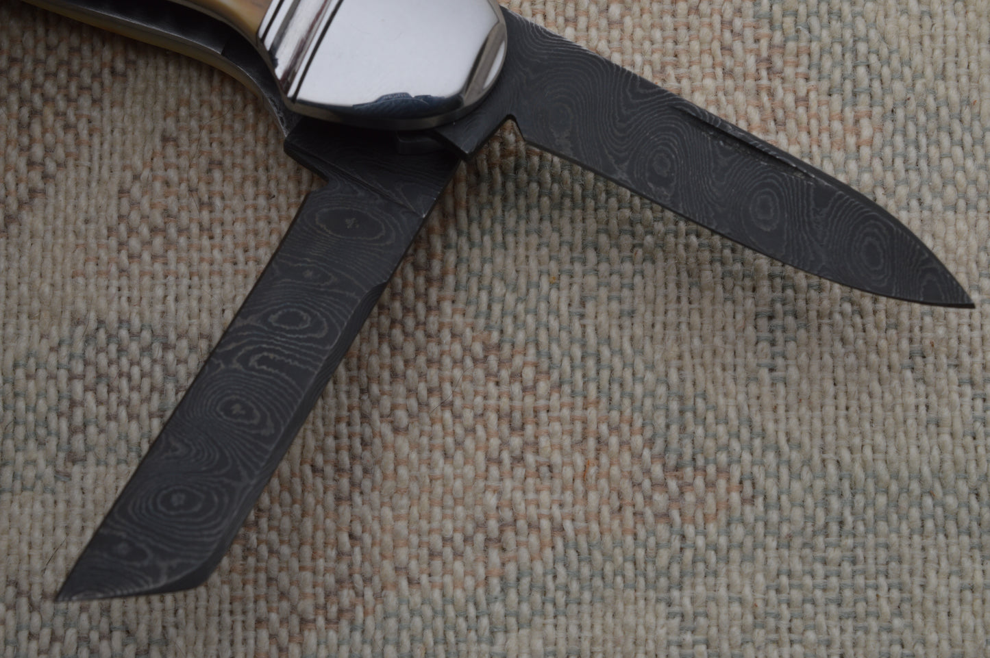 Bill Ruple Damascus Split-Back 3-Blade Canoe Whittler, Fossilized Scales